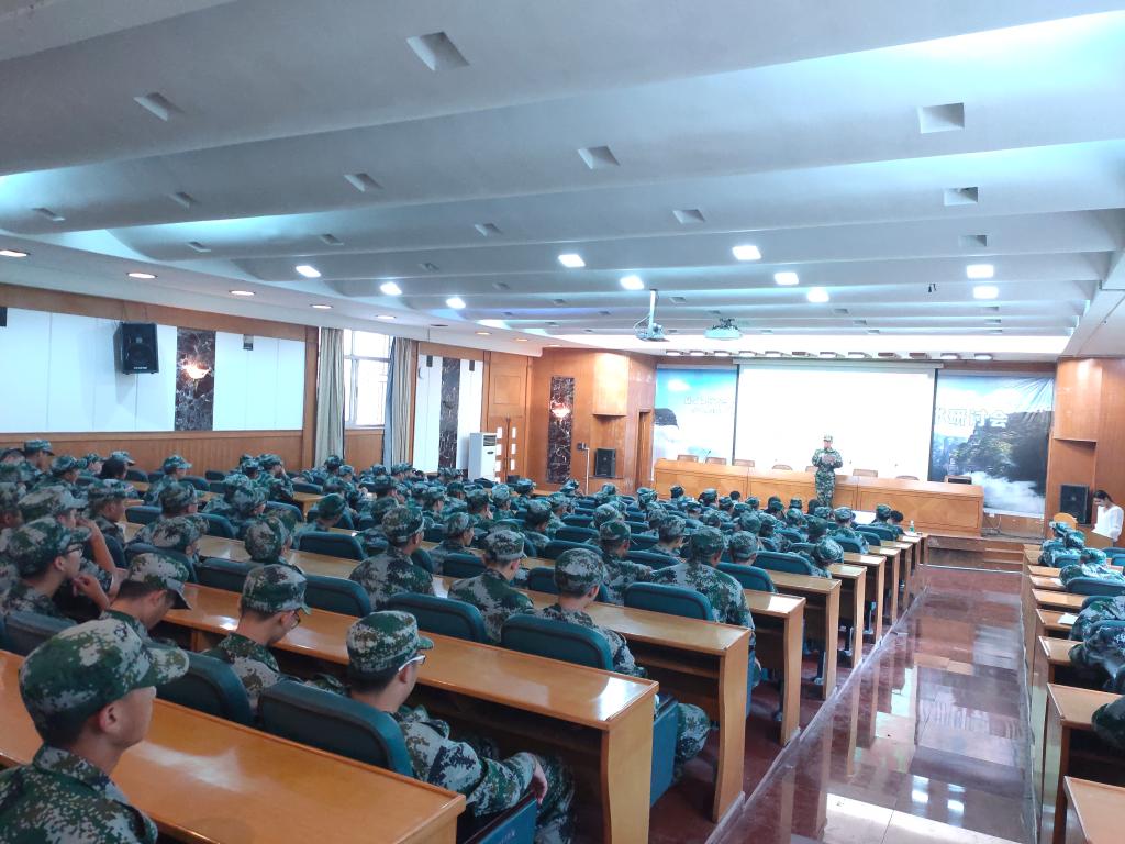 参赛选手正在进行演讲