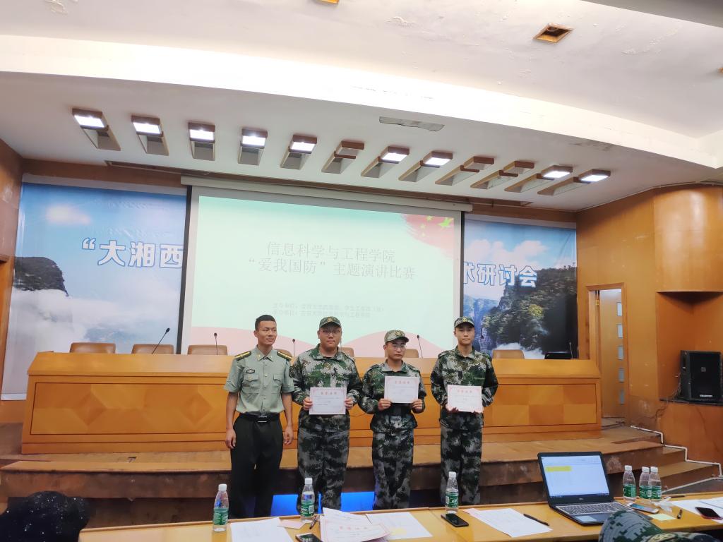评委何剑老师为获奖选手颁奖