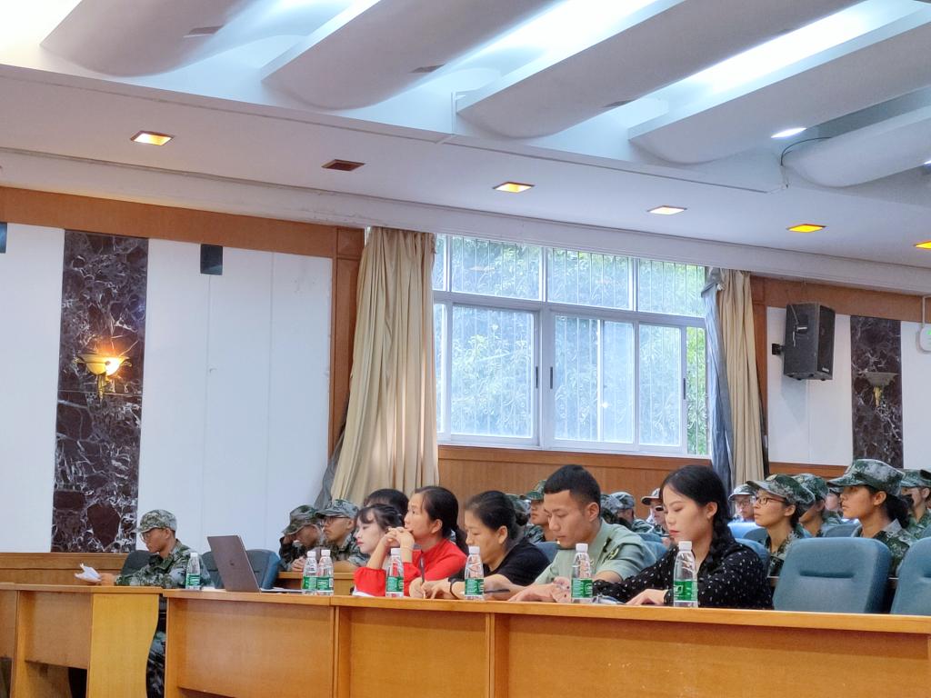 评委们正在听评